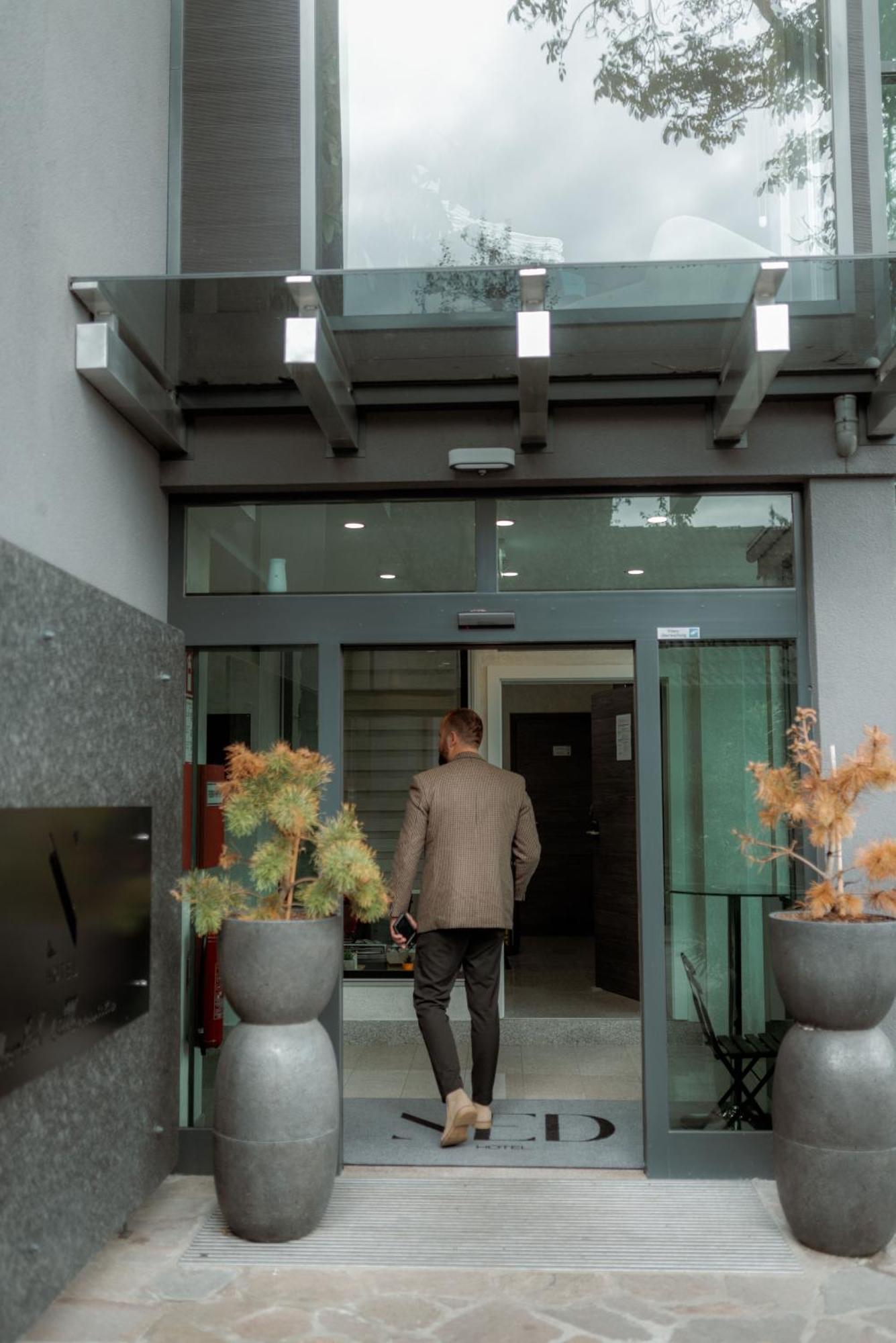 Ned Hotel *